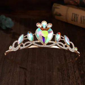 Kinder Gold Diadem Krone mit bunten schimmernden Herz Strasssteinen für Party Auftritt.
