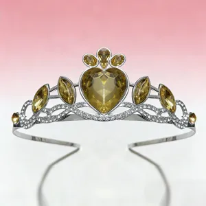 Nahaufnahme Detail eines funkelnden gelben Kristall Herz Prinzessin Tiara Haarreifs.