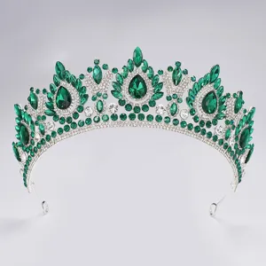 Detailaufnahme der wunderschönen grünen Kristallkrone mit glitzernden Strasssteinen für Braut.