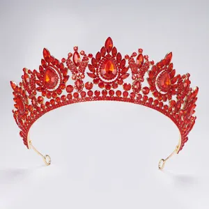 Exquisites Detail der roten Strass-Tiara, vintage goldene Legierung Braut Kronen.