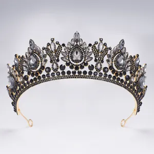 Vintage goldene Braut Tiara mit schwarzen Strasssteinen, elegante Hochzeit Krone Detail.