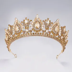 Goldene Braut Krone Diadem für Hochzeit, Vintage Kristall Strass Haarschmuck Detailansicht.