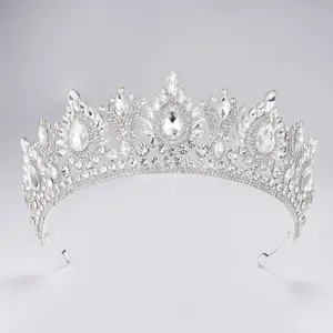 Silberne Kristall Braut Tiara Detail, glitzernde Strasssteine Hochzeitskrone Nahaufnahme