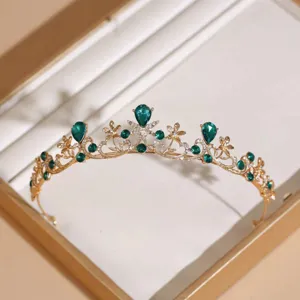 Gouden strass bruid tiara detail, smaragdgroene kristallen legering kroon accessoire.