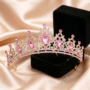 Squisito diadema da sposa dorato con cristalli rosa scintillanti, primo piano dettagliato.