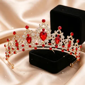 Stupendo diadema in cristallo dorato con pietre rosse, elegante accessorio per capelli da sposa chic.
