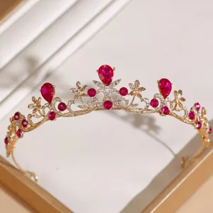 Kristalen strass tiara kroon detailopname, elegant goudkleurig haaraccessoire voor bruiloft.