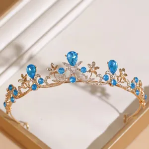 Prachtig bruidstiara detail, gouden legering met sprankelende blauwe strass steentjes.