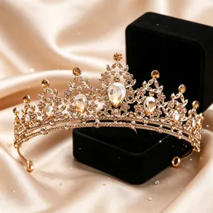 Dettaglio tiara da sposa in cristallo, corona dorata elegante per accessori per capelli.