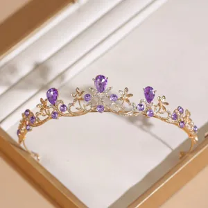 Elegante gouden bruidstiara met paarse kristallen strass-steentjes, prachtig haaraccessoire.