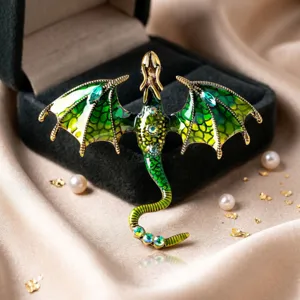Vintage groene draken broche met sprankelende strass steentjes en emaillen vleugels unisex.