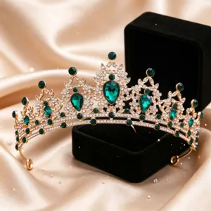 Vista dettagliata di una tiara in strass dorato con gemme verde scuro, elegante copricapo