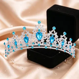 Primo piano dettaglio del diadema in cristallo argentato scintillante con strass blu da sposa.