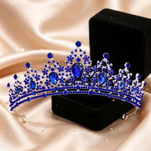 Dettaglio di tiara in cristallo blu splendido, elegante accessorio per capelli da sposa.