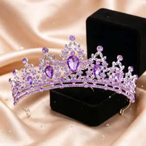 Splendida tiara da sposa argentata con cristalli viola scintillanti per acconciatura.