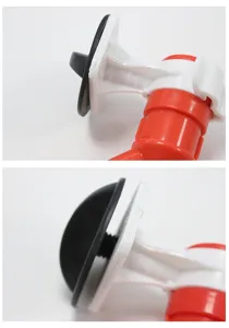 Vista dettagliata del dispenser d'acqua per animali, parti in plastica e gomma.