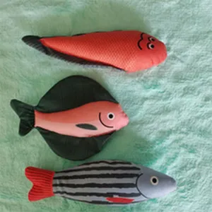 Nahaufnahme Detail von niedlichen Stoff Fisch Kauspielzeugen für Haustiere, interaktives Set.