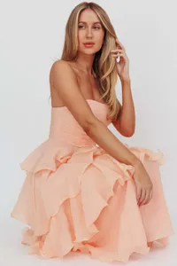 Détail d'une robe maxi pêche bustier à volants avec un design dos nu élégant