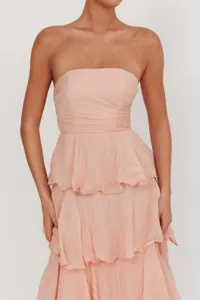 Détail d'une élégante robe bustier à volants couleur pêche en tissu texturé plissé