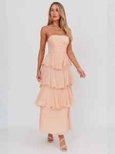 Robe longue élégante à volants bustier de couleur pêche pour la mode estivale féminine.