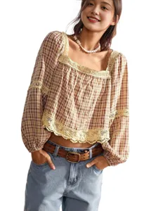Blouse à carreaux vintage avec bordure en dentelle délicate et manches lanternes
