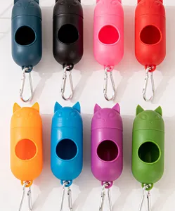 Vue détaillée du distributeur de sacs à déjections de chat coloré avec crochets utiles.
