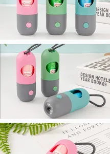 Detail van capsule huisdierafvalzakdispenser met LED-zaklamp en handige karabijnhaak
