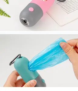 Detail van draagbare capsule dispenser voor hondenpoepzakjes met LED-licht en blauwe zakjes