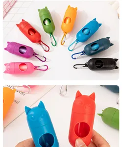 Distributeur de sacs à déjections canines avec tête de chat et crochet coloré pour les promenades.