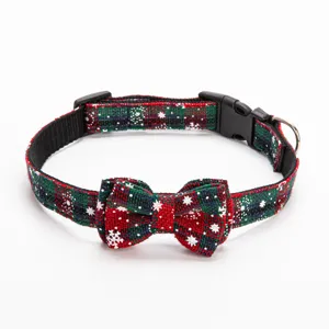 Collier pour animal de compagnie de Noël avec nœud et motif flocon de neige, style festif.