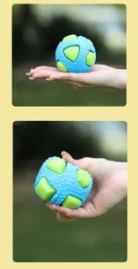 Gros plan d'une balle de jouet pour chien durable bleue et verte pressée dans la main