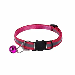 Reflektierendes rosa Katzenhalsband mit Katzenkopf-Sicherheitsschnalle und kleiner Glocke.