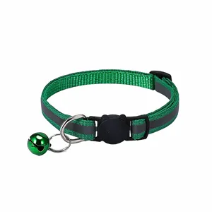 Grünes reflektierendes Haustierhalsband mit Katzenkopfschnalle und grünem Glöckchen.