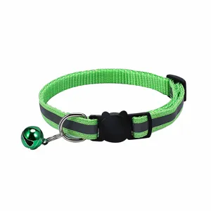 Detailansicht eines grünen reflektierenden Haustierhalsbands mit Katzen-Schnalle und Glocke.