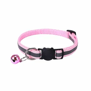 Detailansicht des reflektierenden rosa Haustierhalsbands mit Katzen-Schnalle
