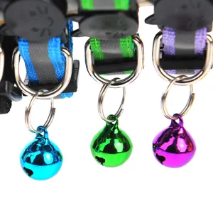 Reflektierende Katzenhalsbänder mit süßen Katzenkopf-Schnallen und bunten Metallglöckchen