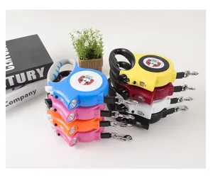 Collezione di guinzagli retrattili automatici per cani con funzione torcia a LED