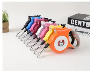Serie di guinzagli retrattili per animali con torce LED integrate in vivaci colori assortiti
