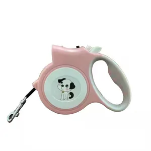 Dettaglio del guinzaglio retrattile rosa per animali con motivo a cartone animato.