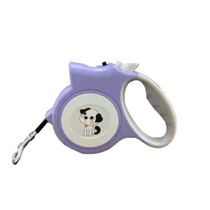 Guinzaglio retrattile automatico viola per cani con dettaglio di design a cartone animato.