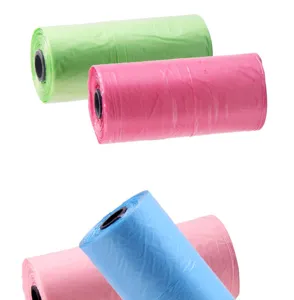 Primo piano di rotoli di sacchetti per rifiuti domestici in rosa verde e blu