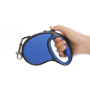 Langlebige ergonomische blaue ausziehbare Hundeleine mit mattem Finish in der Hand