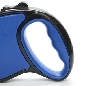 Nahaufnahme des ergonomischen Griffs einer automatischen einziehbaren Hundeleine.