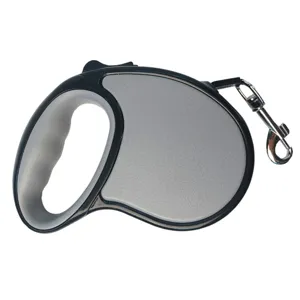 Detailansicht der matten ausziehbaren Hundeleine mit einem robusten Karabiner aus Metall