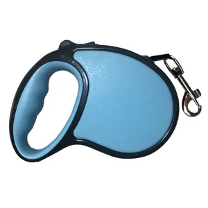 Nahaufnahme einer einziehbaren Hundeleine mit ergonomischem Griff und mattblauem Design.