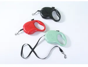 Laisses rétractables pour chiens en noir, rouge et vert menthe avec sangle en nylon durable.