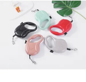 Cinq laisses rétractables automatiques colorées pour chiens sur fond blanc épuré
