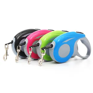 Set professioneller ausziehbarer Hundeleinen in vier Farben mit ergonomischen Griffen