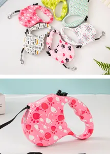 Detailopname van een roze oprolbare hondenriem met een schattig pootjespatroon voor honden