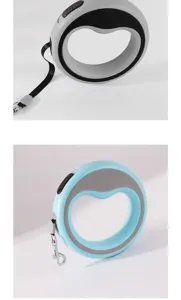 Vue rapprochée de la laisse rétractable circulaire en blanc et bleu